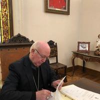 Firma del decreto de la nueva parroquia San Juan Pablo II