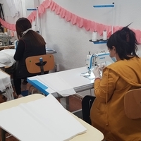 Cáritas: Las internas de La Torrecica confeccionan mascarillas y batas quirúrgicas para luchar contra el coronavirus en Albacete