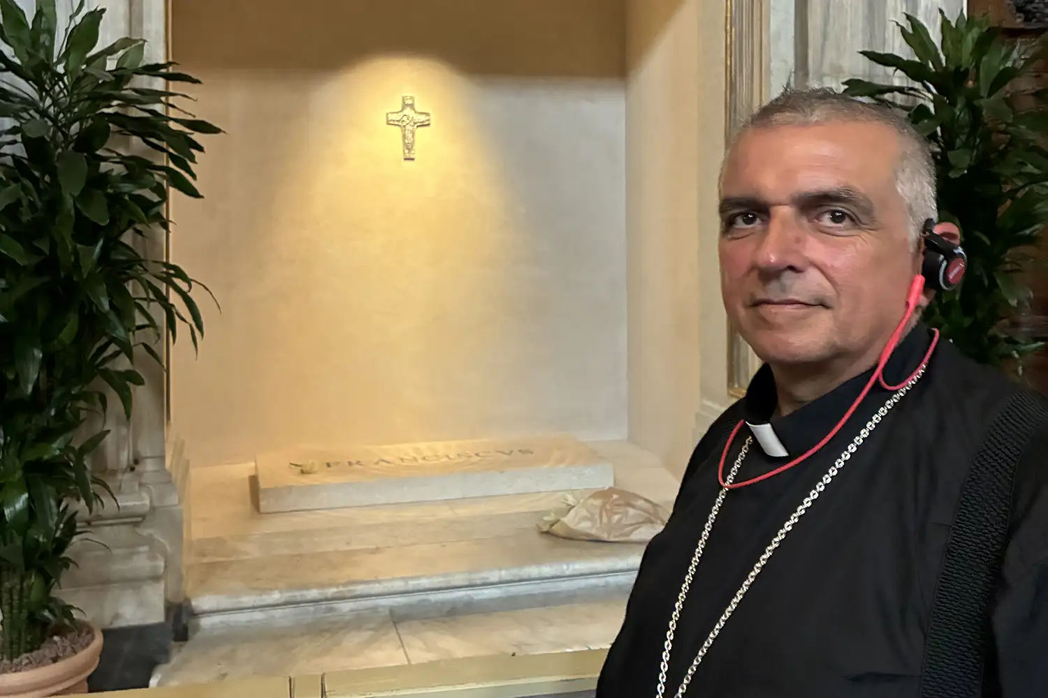 D. Angel Román ante la tumba del Papa Francisco